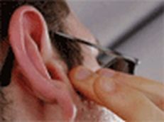 Particolare di orecchio di persona sorda