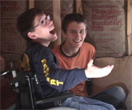 Giovane con disabilità intellettiva insieme a un amico