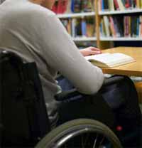 Particolare di uomo con disabilità al tavolo di una biblioteca