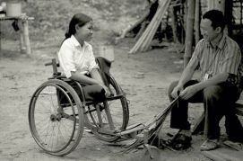 Giovane donna con disabilità in Cambogia