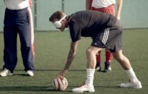 David Beckham gioca al calcio dei non vedenti