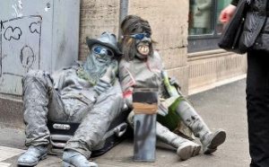 Due mimi in strada, mascherati in modo molto eccentrico