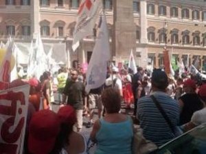 Manifestazione di protesta a Roma, nel giugno del 2011, contro i tagli al sociale
