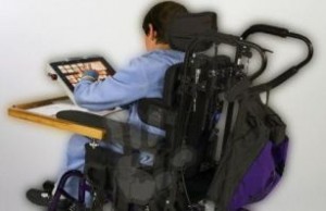 Persona con disabilità che lavora al computer