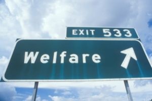 Cartello stradale americano, con la scritta "welfare"