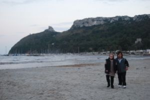 Un giovane e una giovane con sindrome di Down su una spiaggia