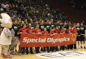 Striscione di Special Olympics in un campo di basket