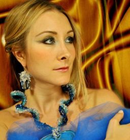 Azzurra Amoruso indossa i suoi gioielli
