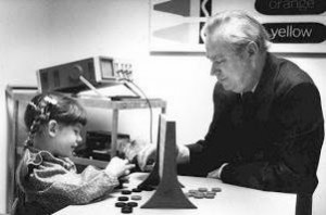 William Fitzgerald House gioca con una piccola paziente nel 1984