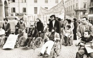Manifestazione di persone con disabilità, Lombardia, primi anni Settanta (da Archivio Nazionale UILDM)