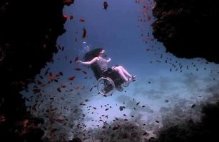 Sue Austin in immersione subacquea sulla sua carrozzina