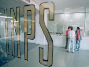Entrata della sede dell'INPS di Napoli