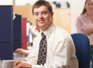 Giovane con sindrome di Down lavora in un ufficio