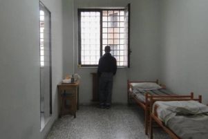 Persona internata in un Ospedale Psichiatrico Giudiziario, fotografata di spalle
