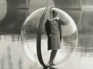 Rielaborazione fotografica di una donna su unfiume, dentro a una bolla