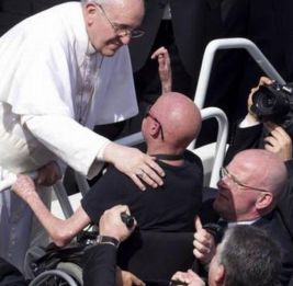 Domenica delle Palme, 2013. Papa Francesco saluta una persona con disabilità