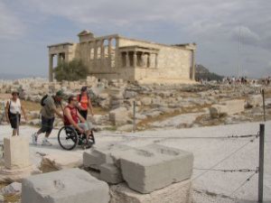 Giovane in carrozzina nell'Acropoli di Atene, con alcuni amici