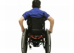 Giovane paraplegico fotografato di spalle