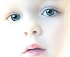 Primo piano di bimba con gli occhi blu