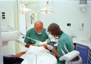 Dentisti al lavoro con un paziente