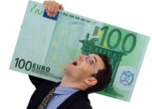 Uomo che fatica a portare grandi banconote di euro