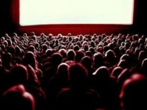 Sala cinematografica piena di spettatori