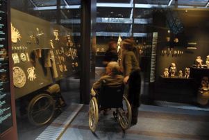 Persona in carrozzina in visita in un museo