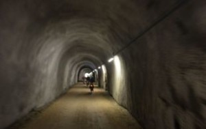 Tunnel con persone in bicicletta