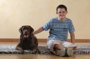 Ragazzo con disabilità insieme a un cane