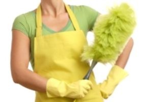 Particolare di immagine di donna impegnata nelle pulizie di casa