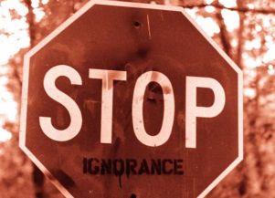 Elaborazione di un cartello stradale di STOP, con l'aggiunta della parola "Ignorance"