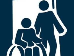 Sagome blu di un disabile in carrozzina e di un non disabile