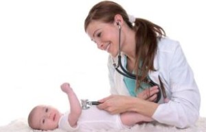 Dottoressa visita neonato