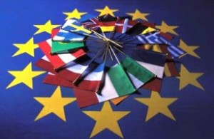 Bandierine e stelle di Paesi dell'Unione Europea su uno sfondo blu