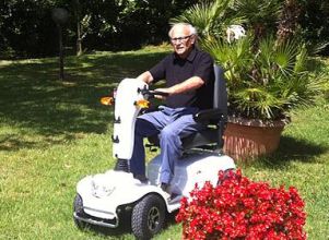Uomo anziano con disabilità in un giardino