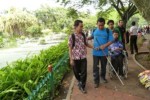 Un giovane non vedente e un giovane con disabilità motoria in carrozzina percorrono un sentiero turistico insieme ad altre persone