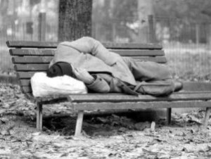 Uomo dorme su una panchina