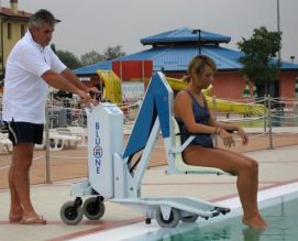Una giovane con disabilità entra in piscina tramite un sollevatore