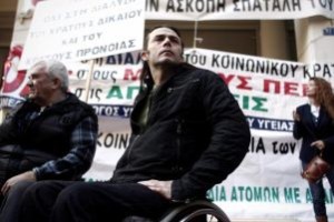 Persone greche con disabilità che partecipano a pubbliche manifestazioni di protesta
