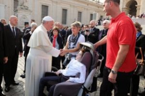 Papa Francesco e una giovane con disabilità