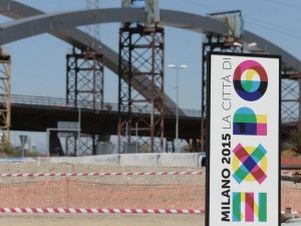Cartello dell'"Expo 2015" davanti a dei lavori in corso