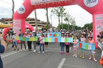 Bimbi delle scuole accolgono a Budrio (Bologna) il Giro d'Italia di Handbike 2014