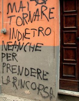 Scritta sul muro di una città: "Mai tornare indietro neanche per prendere la rincorsa"tta-su-un-muro