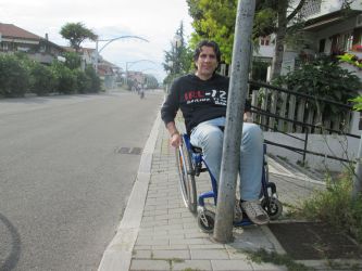 Claudio Ferrante in un marciapiede inaccessibile di Via Arno a Montesilvano (Pescara)