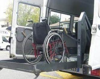 Carico di carrozzina in pulmino per disabili