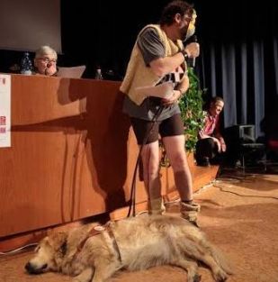 Franco Bomprezzi a Verona, 7 giugno 2014, con il cane guida Balaka Olimpia e l'"interprete" Superjack