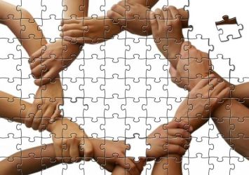 Puzzle con mani che si uniscono