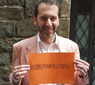 Federico Gelli con un cartello in mano, con la scritta: #vorreiprendereiltreno