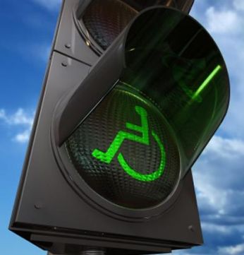 Semaforo con il simbolo della disabilità al posto del verde