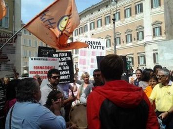 Protesta dell'Associazione napoletana Tutti a Scuola in Piazza Montecitorio a Roma
